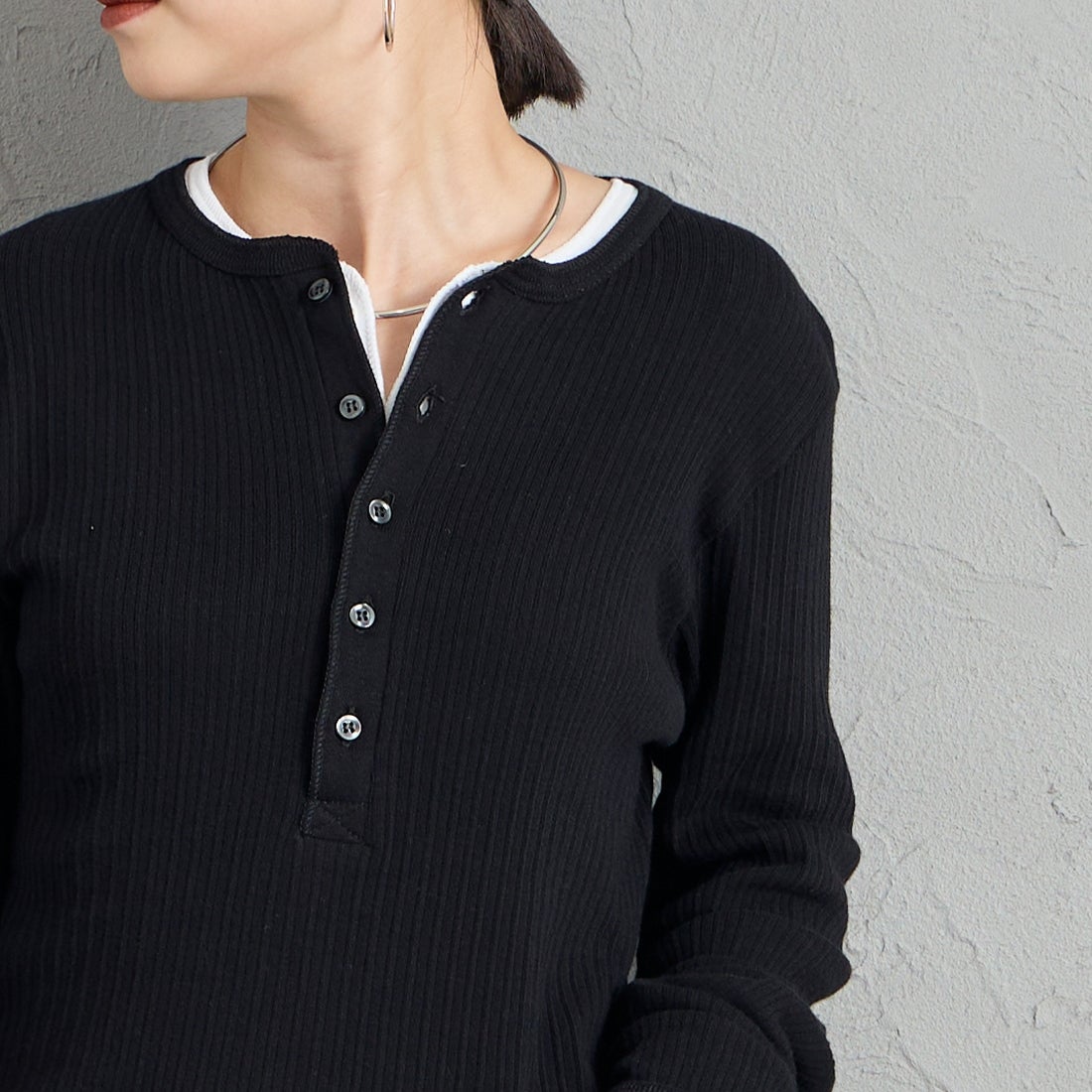 GICIPI [ジチピ] ORIGANO/オリーガノ ヘンリーネック長袖Tシャツ [2622A] NERO &&モデル身長：150cm 着用サイズ：1&&