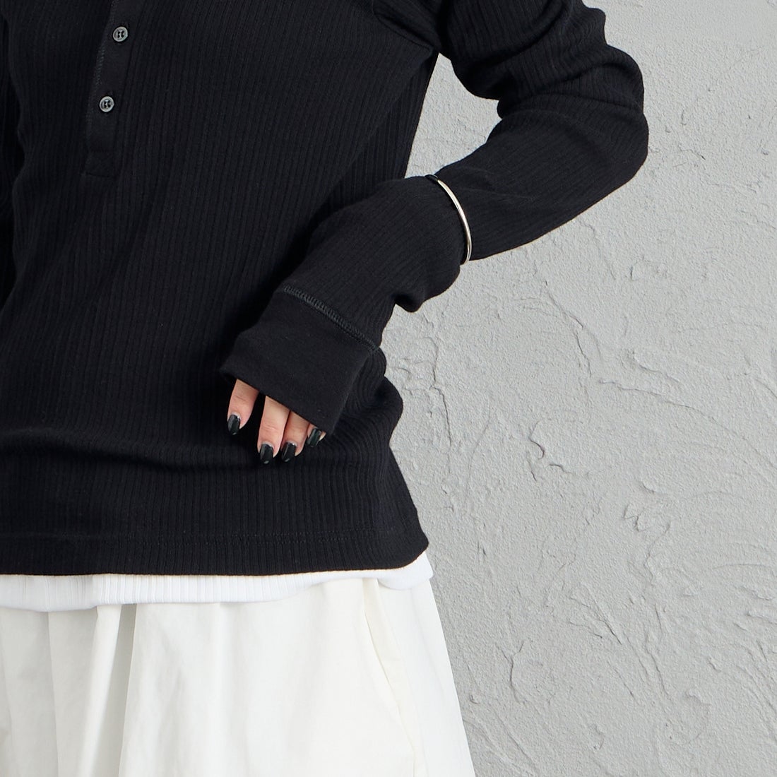 GICIPI [ジチピ] ORIGANO/オリーガノ ヘンリーネック長袖Tシャツ [2622A] NERO &&モデル身長：150cm 着用サイズ：1&&