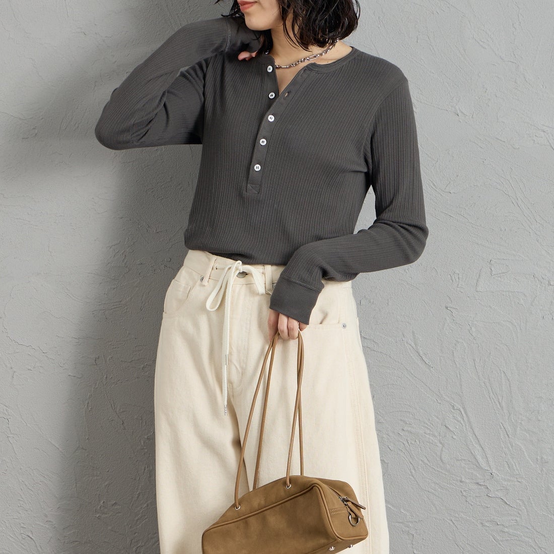 GICIPI [ジチピ] ORIGANO/オリーガノ ヘンリーネック長袖Tシャツ [2622A] MARRONE VE &&モデル身長：160cm 着用サイズ：1&&