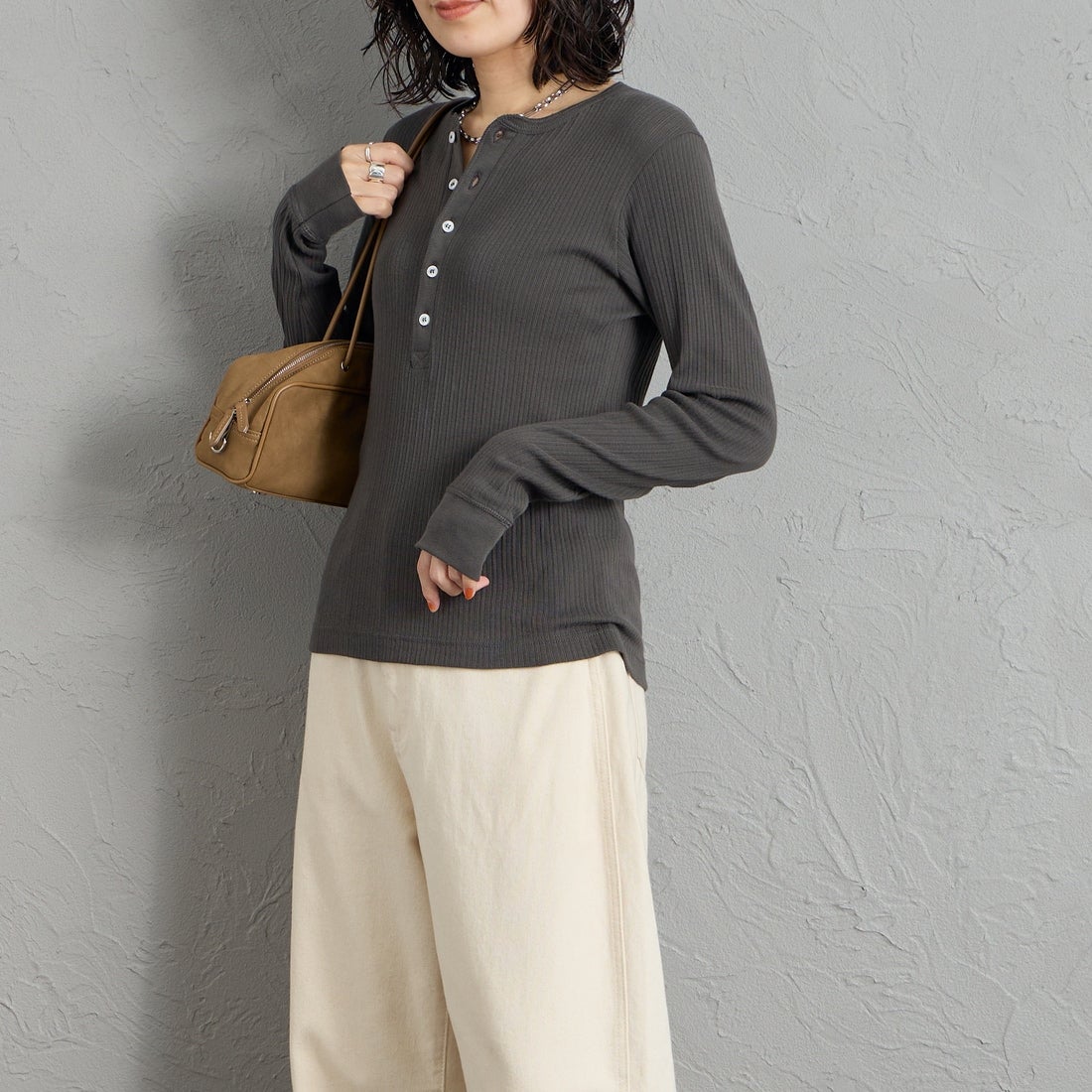 GICIPI [ジチピ] ORIGANO/オリーガノ ヘンリーネック長袖Tシャツ [2622A] MARRONE VE &&モデル身長：160cm 着用サイズ：1&&