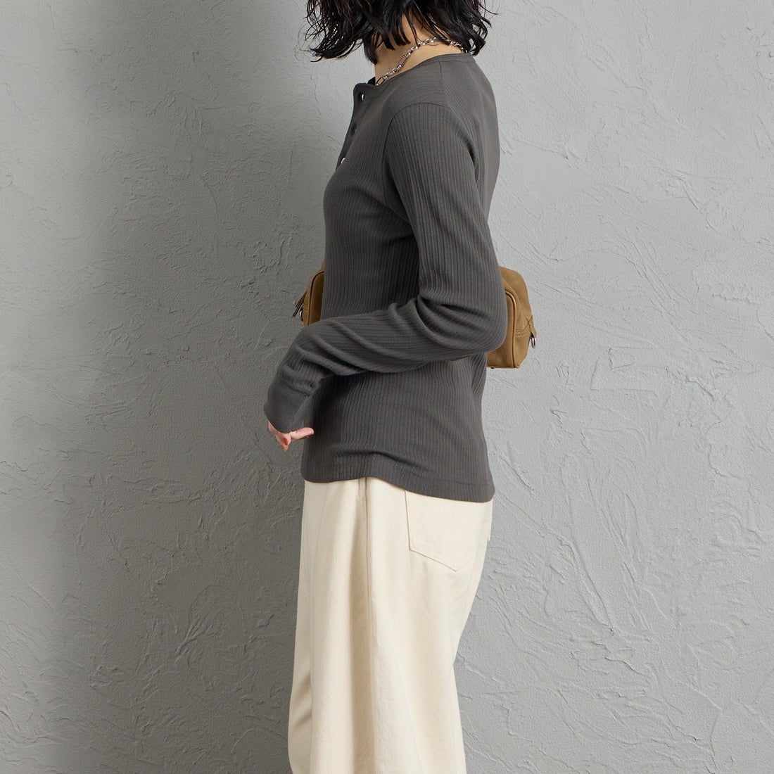 GICIPI [ジチピ] ORIGANO/オリーガノ ヘンリーネック長袖Tシャツ [2622A] MARRONE VE &&モデル身長：160cm 着用サイズ：1&&