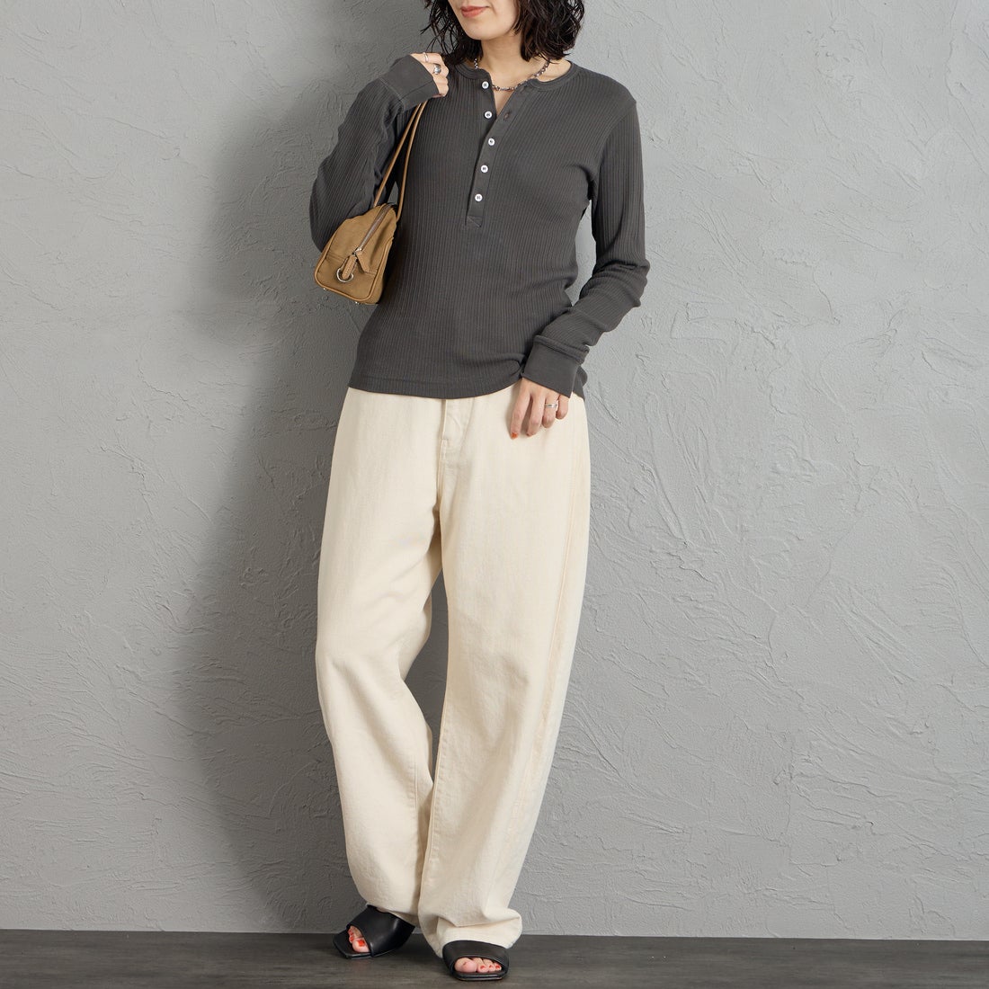 GICIPI [ジチピ] ORIGANO/オリーガノ ヘンリーネック長袖Tシャツ [2622A] MARRONE VE &&モデル身長：160cm 着用サイズ：1&&