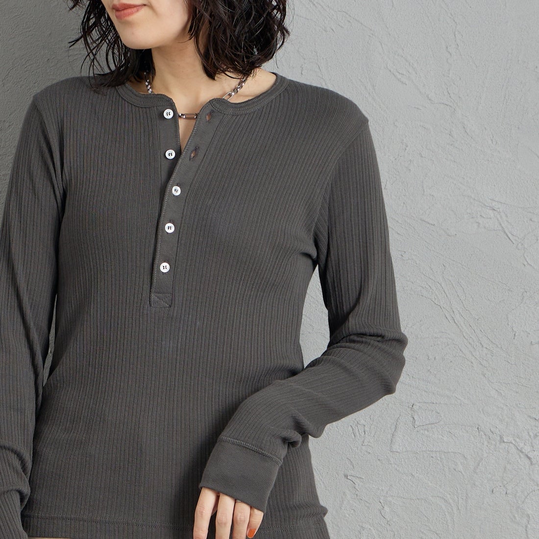 GICIPI [ジチピ] ORIGANO/オリーガノ ヘンリーネック長袖Tシャツ [2622A] MARRONE VE &&モデル身長：160cm 着用サイズ：1&&