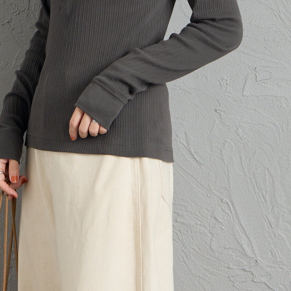 GICIPI [ジチピ] ORIGANO/オリーガノ ヘンリーネック長袖Tシャツ [2622A] MARRONE VE &&モデル身長：160cm 着用サイズ：1&&
