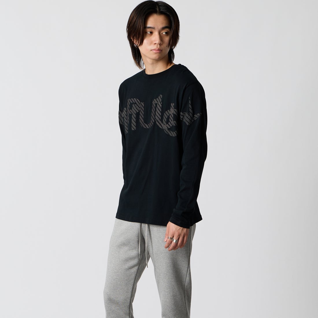 1PIU1UGUALE3 RELAX [ウノ ピゥ ウノ ウグァーレ トレ] 発泡プリント シャドウロゴ ロングTシャツ [UST-26157] SN90 BLACK &&モデル身長：177cm 着用サイズ：M&&