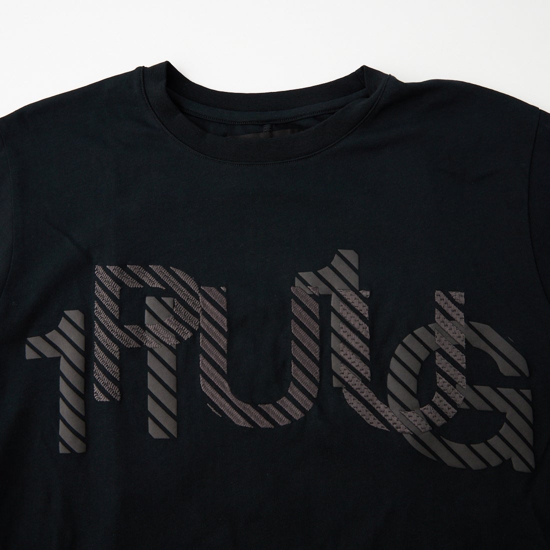 1PIU1UGUALE3 RELAX [ウノ ピゥ ウノ ウグァーレ トレ] 発泡プリント シャドウロゴ ロングTシャツ [UST-26157] SN90 BLACK