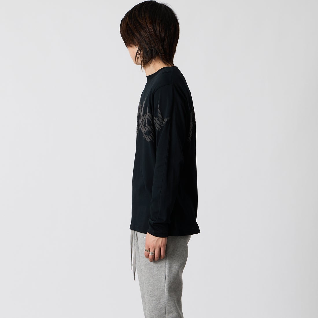 1PIU1UGUALE3 RELAX [ウノ ピゥ ウノ ウグァーレ トレ] 発泡プリント シャドウロゴ ロングTシャツ [UST-26157] SN90 BLACK &&モデル身長：177cm 着用サイズ：M&&