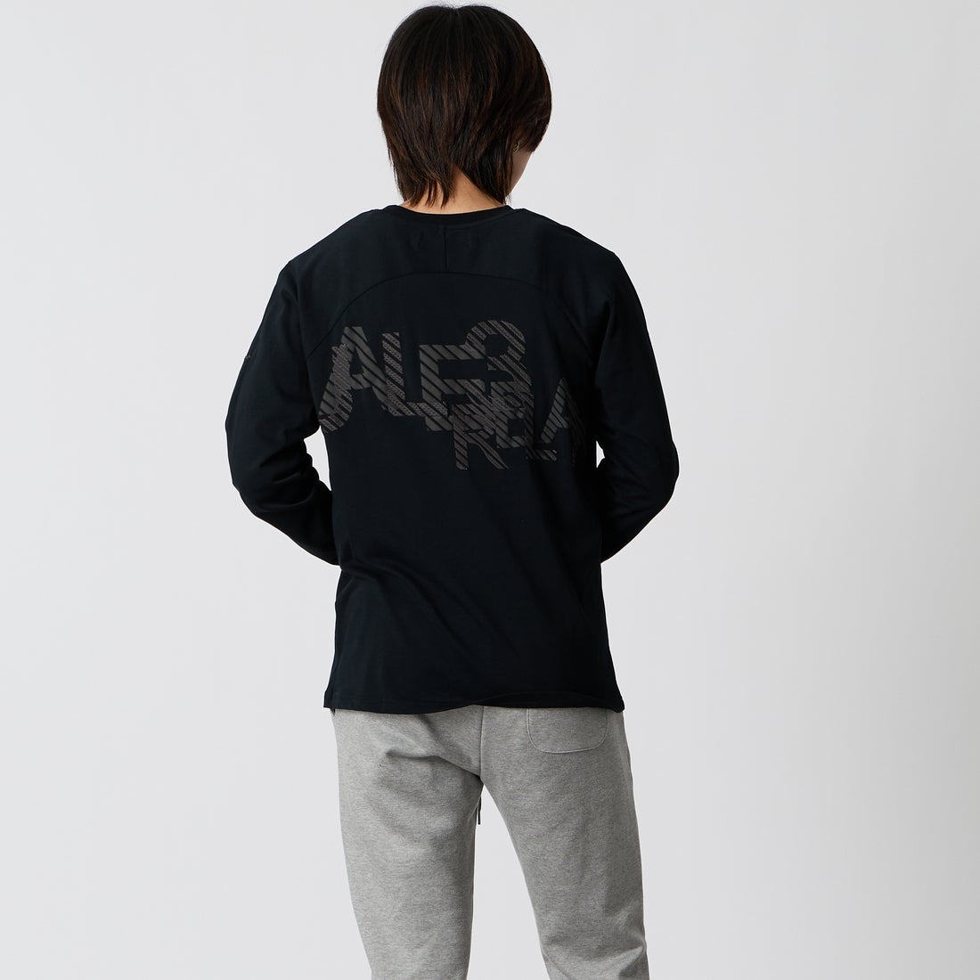 1PIU1UGUALE3 RELAX [ウノ ピゥ ウノ ウグァーレ トレ] 発泡プリント シャドウロゴ ロングTシャツ [UST-26157] SN90 BLACK &&モデル身長：177cm 着用サイズ：M&&