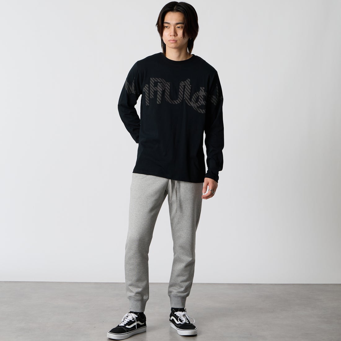 1PIU1UGUALE3 RELAX [ウノ ピゥ ウノ ウグァーレ トレ] 発泡プリント シャドウロゴ ロングTシャツ [UST-26157] SN90 BLACK &&モデル身長：177cm 着用サイズ：M&&