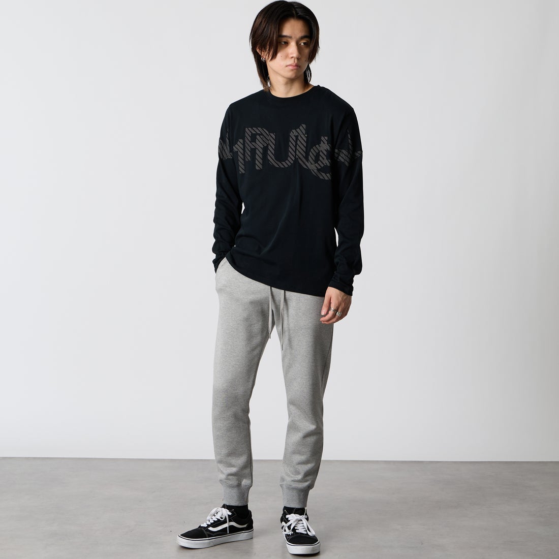 1PIU1UGUALE3 RELAX [ウノ ピゥ ウノ ウグァーレ トレ] 発泡プリント シャドウロゴ ロングTシャツ [UST-26157] SN90 BLACK &&モデル身長：177cm 着用サイズ：M&&
