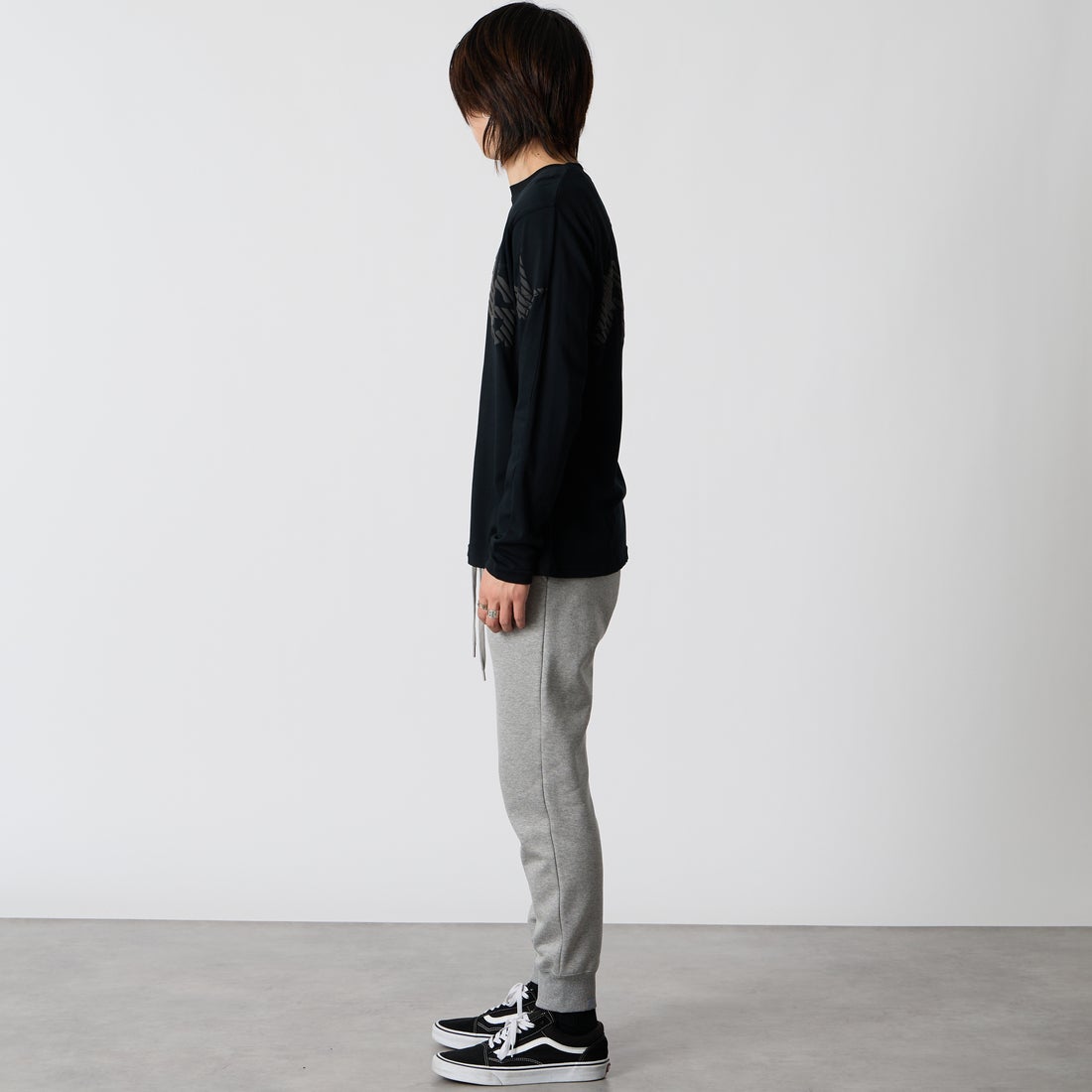 1PIU1UGUALE3 RELAX [ウノ ピゥ ウノ ウグァーレ トレ] 発泡プリント シャドウロゴ ロングTシャツ [UST-26157] SN90 BLACK &&モデル身長：177cm 着用サイズ：M&&