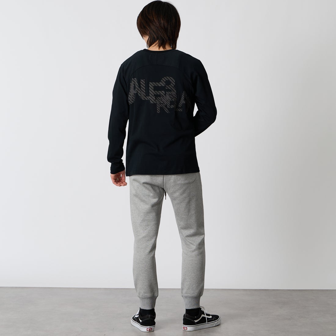 1PIU1UGUALE3 RELAX [ウノ ピゥ ウノ ウグァーレ トレ] 発泡プリント シャドウロゴ ロングTシャツ [UST-26157] SN90 BLACK &&モデル身長：177cm 着用サイズ：M&&