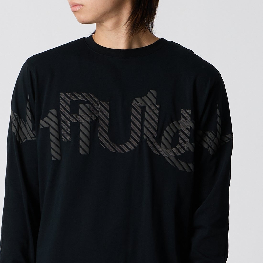 1PIU1UGUALE3 RELAX [ウノ ピゥ ウノ ウグァーレ トレ] 発泡プリント シャドウロゴ ロングTシャツ [UST-26157] SN90 BLACK &&モデル身長：177cm 着用サイズ：M&&