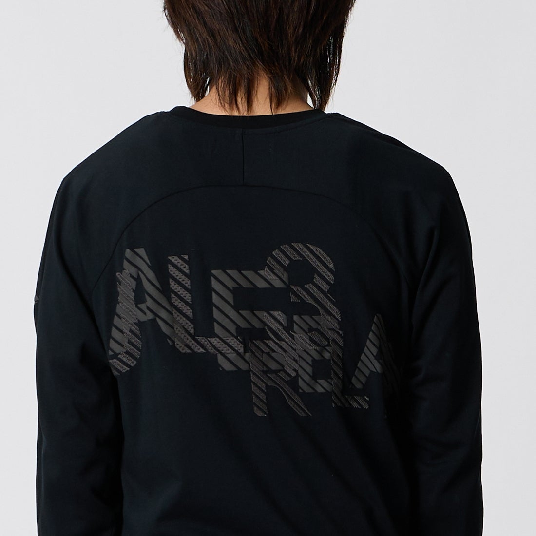 1PIU1UGUALE3 RELAX [ウノ ピゥ ウノ ウグァーレ トレ] 発泡プリント シャドウロゴ ロングTシャツ [UST-26157] SN90 BLACK &&モデル身長：177cm 着用サイズ：M&&