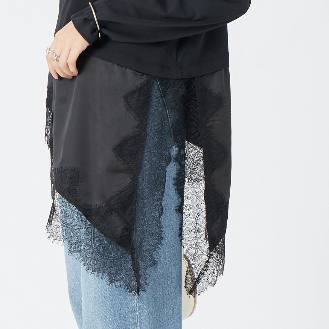 Maison de L'allure [メゾン ドゥ ラリュール] レースドッキングプルオーバー [M26332012] 09 BLACK &&モデル身長：162cm 着用サイズ：F&&