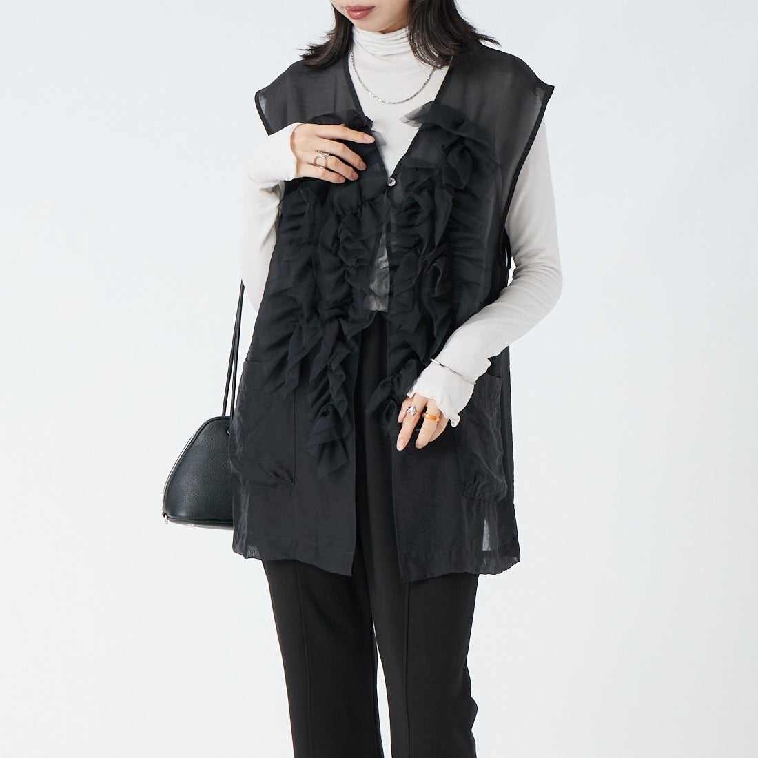 CHIGNON [シニヨン] チュールフリルシアーベスト [4564-037KK] BLACK &&モデル身長：162cm 着用サイズ：F&&