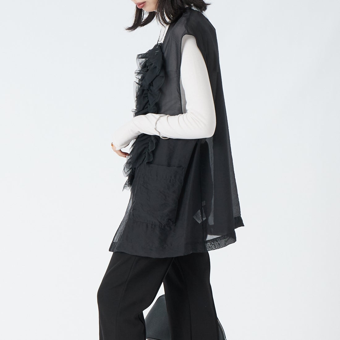 CHIGNON [シニヨン] チュールフリルシアーベスト [4564-037KK] BLACK &&モデル身長：162cm 着用サイズ：F&&