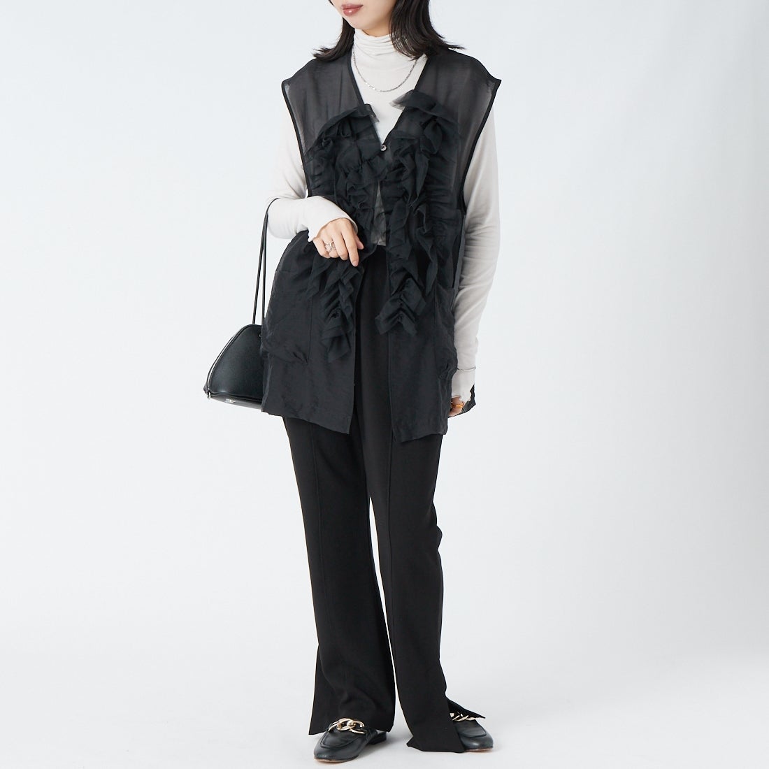 CHIGNON [シニヨン] チュールフリルシアーベスト [4564-037KK] BLACK &&モデル身長：162cm 着用サイズ：F&&