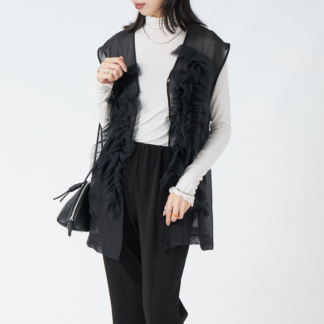CHIGNON [シニヨン] チュールフリルシアーベスト [4564-037KK] BLACK &&モデル身長：162cm 着用サイズ：F&&