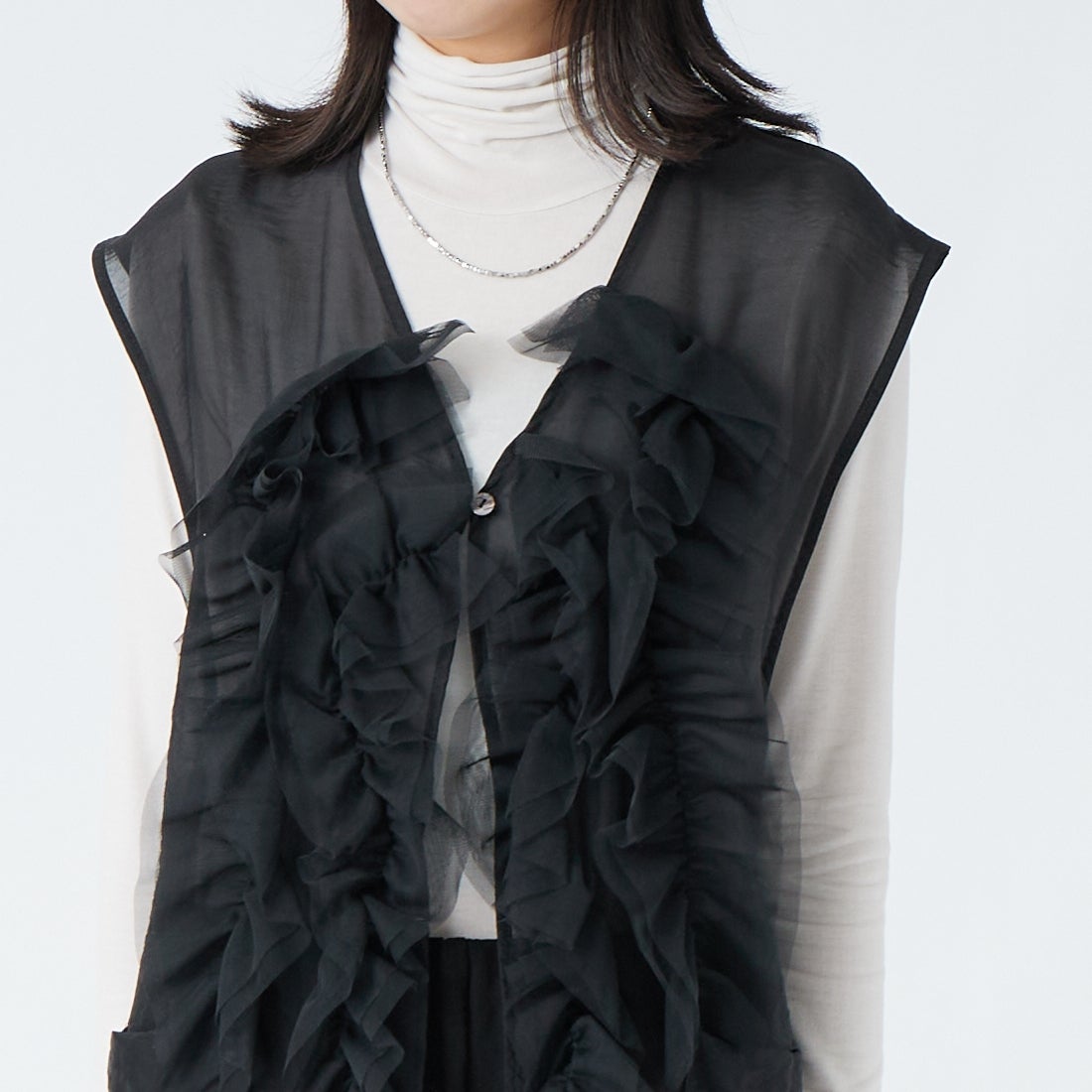 CHIGNON [シニヨン] チュールフリルシアーベスト [4564-037KK] BLACK &&モデル身長：162cm 着用サイズ：F&&