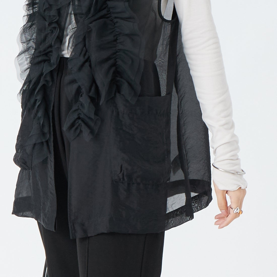 CHIGNON [シニヨン] チュールフリルシアーベスト [4564-037KK] BLACK &&モデル身長：162cm 着用サイズ：F&&