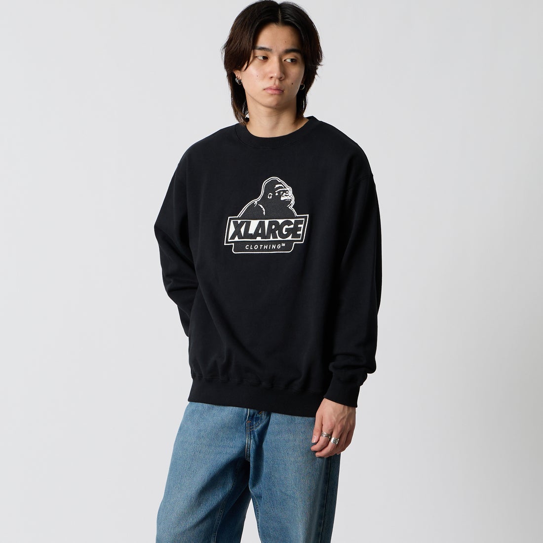 XLARGE [エクストララージ] スランテッド OG クルーネックスウェットシャツ [101263012001] BLACK &&モデル身長：177cm 着用サイズ：M&&