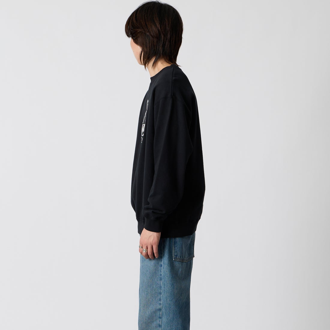 XLARGE [XLARGE [エクストララージ] スランテッド OG クルーネックスウェットシャツ [101263012001] BLACK &&モデル身長：177cm 着用サイズ：M&&] スランテッド OG クルーネックスウェットシャツ [101263012001] BLACK