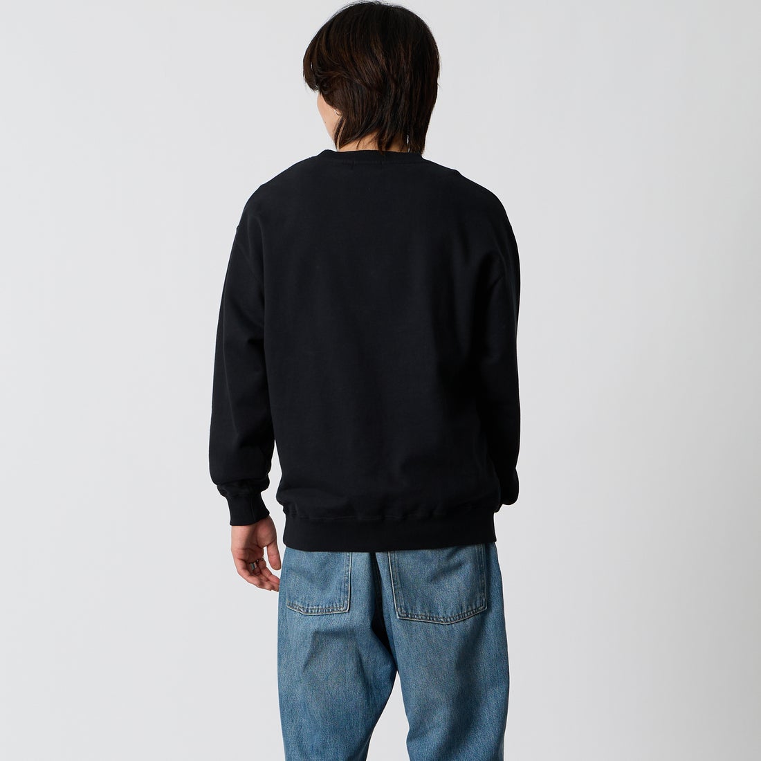 XLARGE [エクストララージ] スランテッド OG クルーネックスウェットシャツ [101263012001] BLACK &&モデル身長：177cm 着用サイズ：M&&