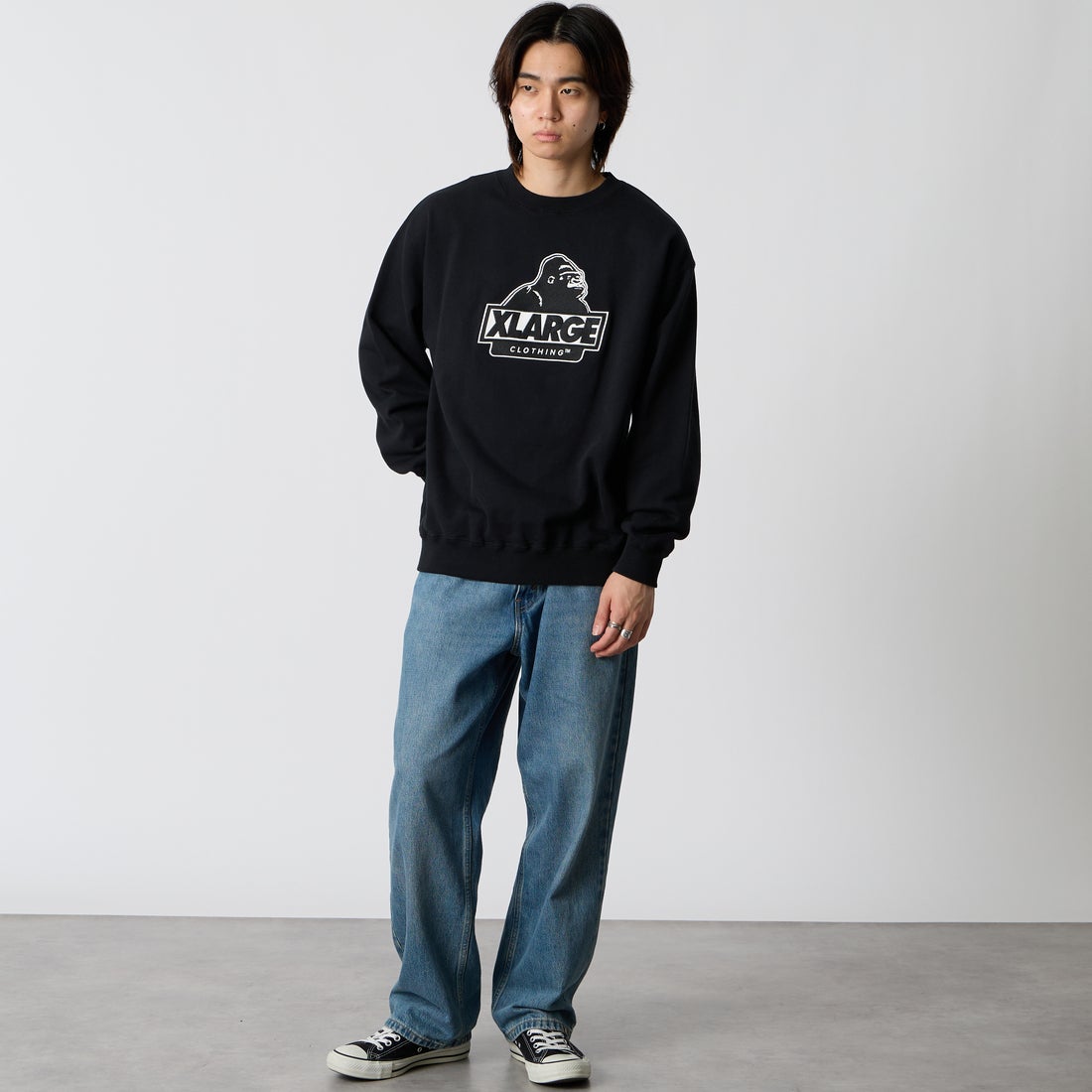 XLARGE [エクストララージ] スランテッド OG クルーネックスウェットシャツ [101263012001] BLACK &&モデル身長：177cm 着用サイズ：M&&