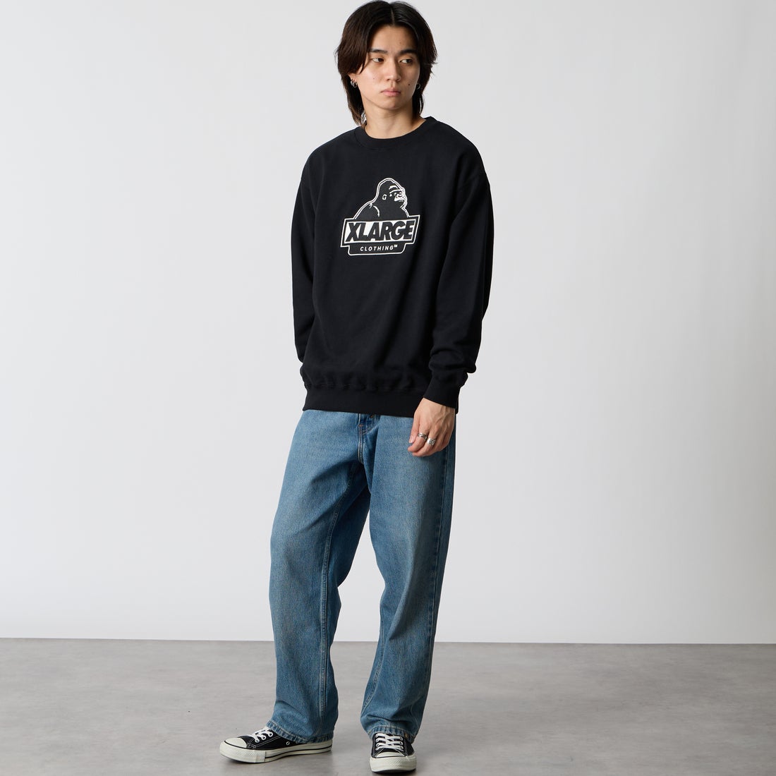 XLARGE [エクストララージ] スランテッド OG クルーネックスウェットシャツ [101263012001] BLACK &&モデル身長：177cm 着用サイズ：M&&