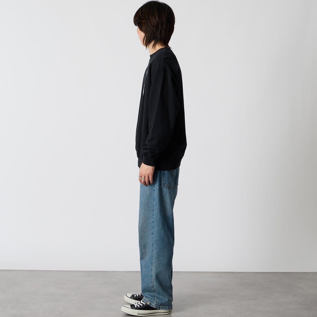 XLARGE [エクストララージ] スランテッド OG クルーネックスウェットシャツ [101263012001] BLACK &&モデル身長：177cm 着用サイズ：M&&