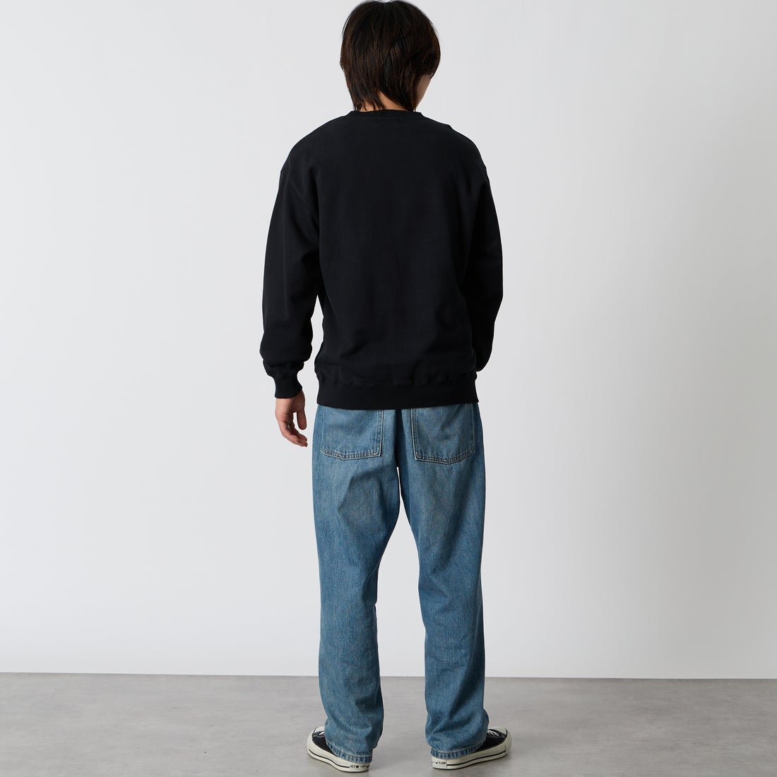 XLARGE [エクストララージ] スランテッド OG クルーネックスウェットシャツ [101263012001] BLACK &&モデル身長：177cm 着用サイズ：M&&