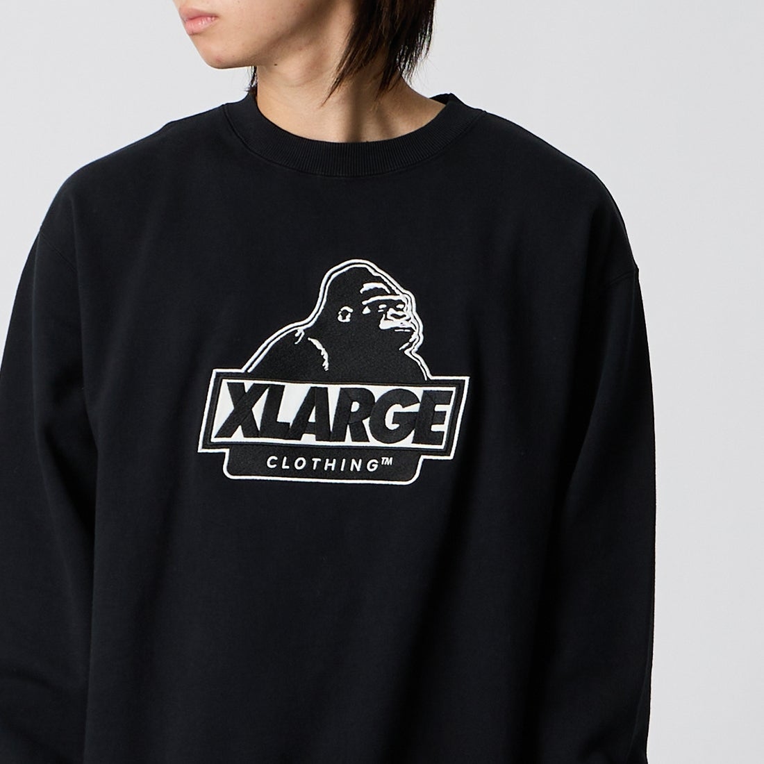 XLARGE [エクストララージ] スランテッド OG クルーネックスウェットシャツ [101263012001] BLACK &&モデル身長：177cm 着用サイズ：M&&