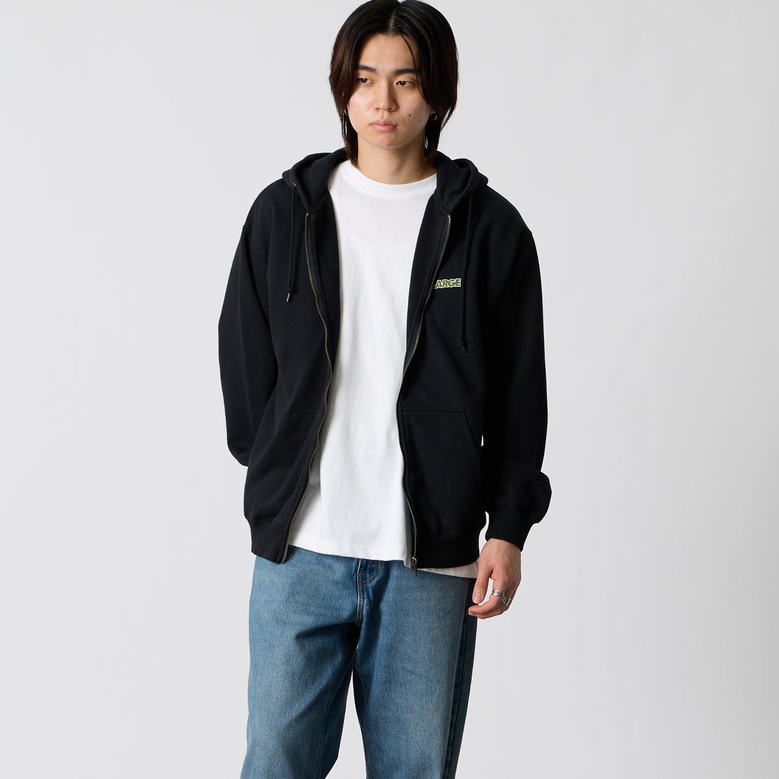 XLARGE [エクストララージ] オールド OG ジップ フーデッド スウェットシャツ [101263012004] BLACK &&モデル身長：177cm 着用サイズ：M&&