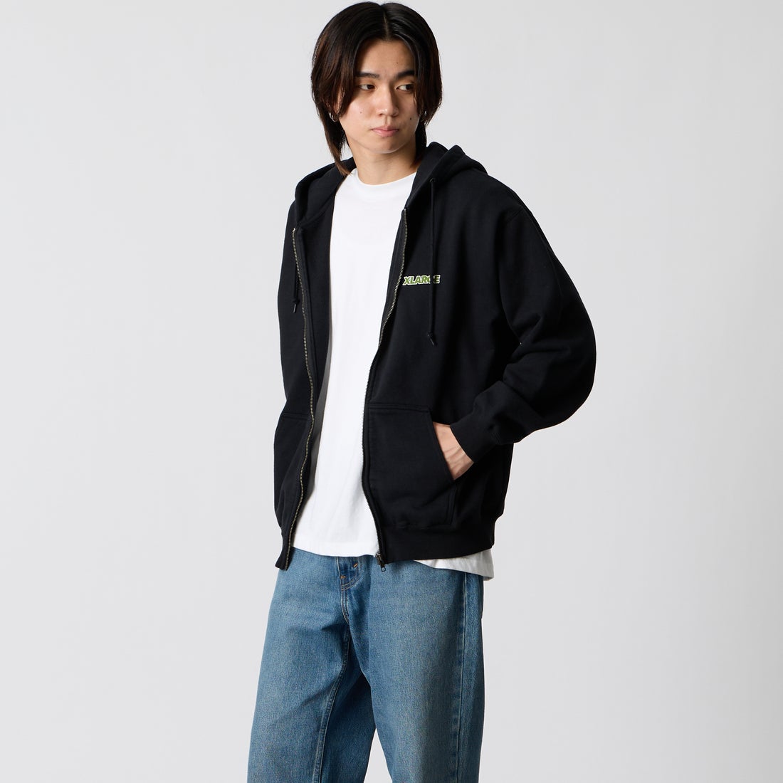 XLARGE [エクストララージ] オールド OG ジップ フーデッド スウェットシャツ [101263012004] BLACK &&モデル身長：177cm 着用サイズ：M&&