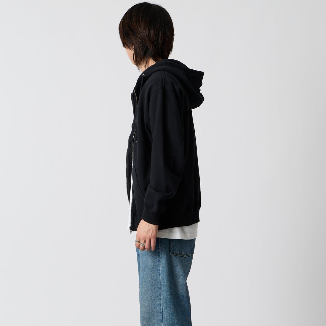XLARGE [エクストララージ] オールド OG ジップ フーデッド スウェットシャツ [101263012004] BLACK &&モデル身長：177cm 着用サイズ：M&&