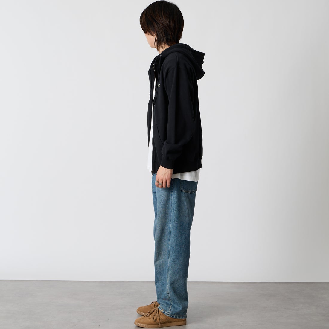 XLARGE [エクストララージ] オールド OG ジップ フーデッド スウェットシャツ [101263012004] BLACK &&モデル身長：177cm 着用サイズ：M&&