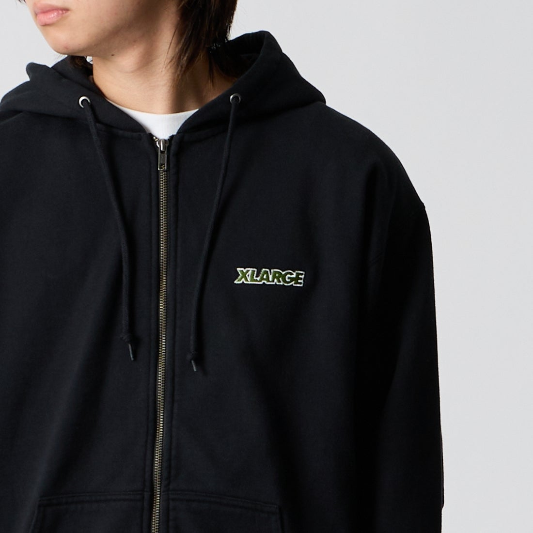 XLARGE [エクストララージ] オールド OG ジップ フーデッド スウェットシャツ [101263012004] BLACK &&モデル身長：177cm 着用サイズ：M&&