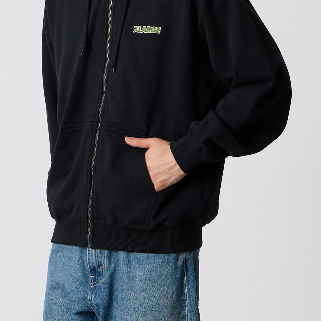 XLARGE [エクストララージ] オールド OG ジップ フーデッド スウェットシャツ [101263012004] BLACK &&モデル身長：177cm 着用サイズ：M&&