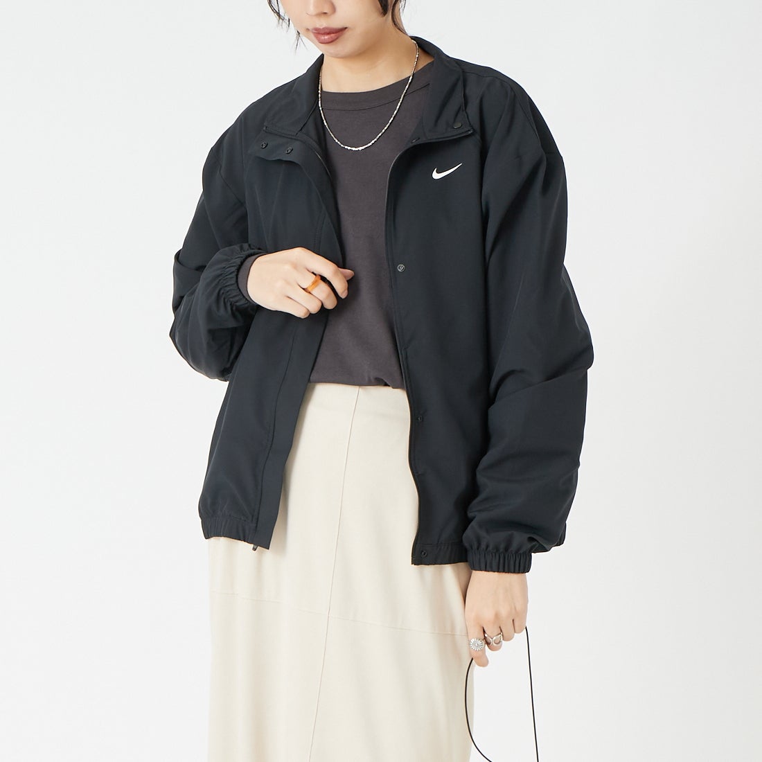 NIKE [ナイキ] ワン ウィメンズ ドライフィット ウーブン ジャケット [IB8984] 010ﾌﾞﾗｯｸ &&モデル身長：162cm 着用サイズ：M&&