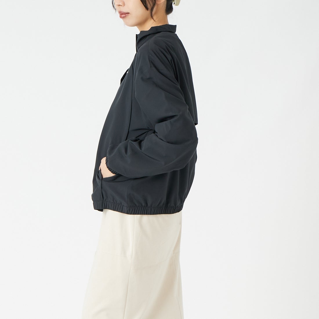 NIKE [ナイキ] ワン ウィメンズ ドライフィット ウーブン ジャケット [IB8984] 010ﾌﾞﾗｯｸ &&モデル身長：162cm 着用サイズ：M&&