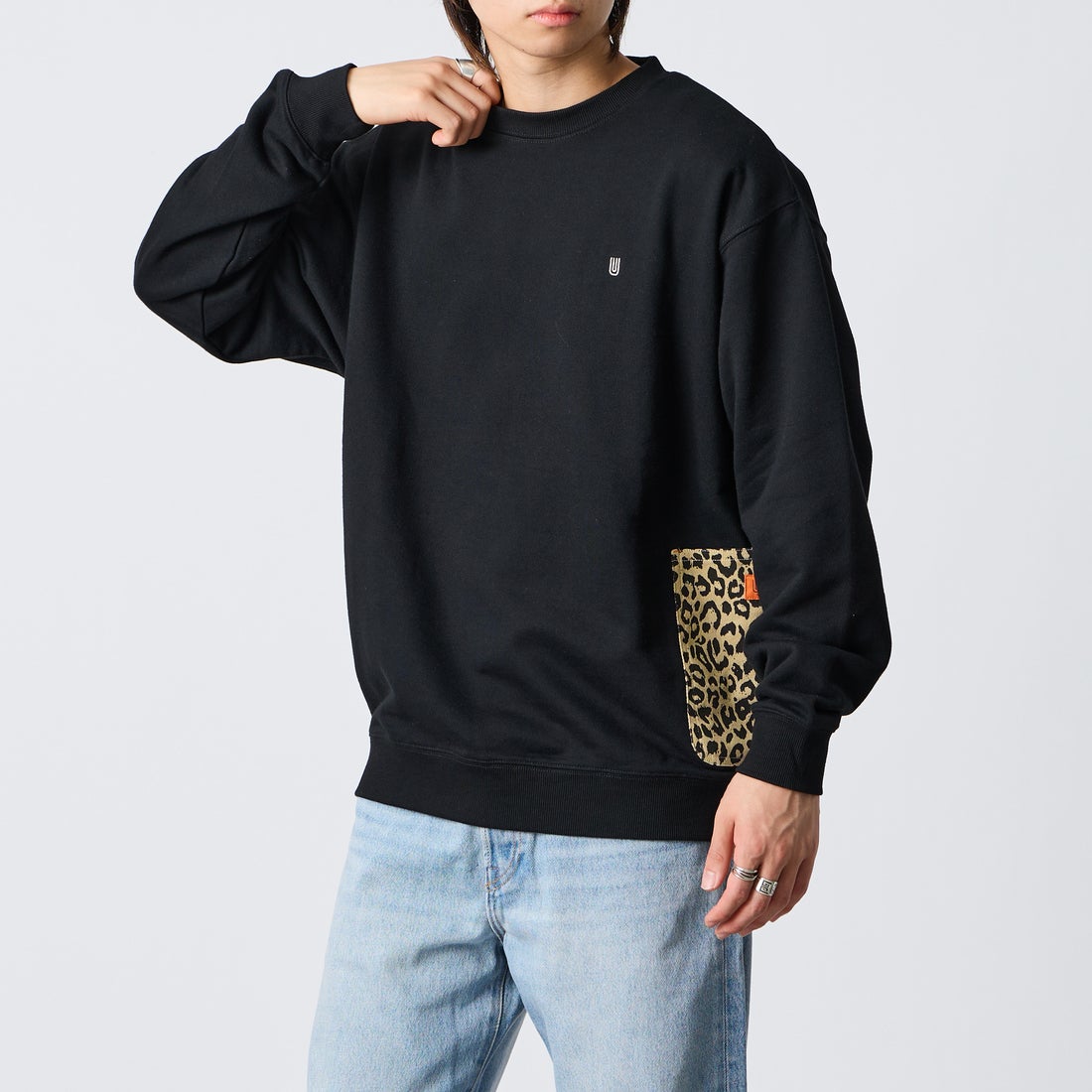 UNIVERSAL OVERALL [ユニバーサルオーバーオール] 別注 レオパードポケット カバーオールスウェット [U2631226IN-JF] BLACK &&モデル身長：177cm 着用サイズ：L&&