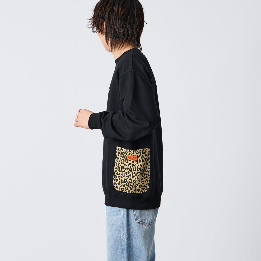 UNIVERSAL OVERALL [ユニバーサルオーバーオール] 別注 レオパードポケット カバーオールスウェット [U2631226IN-JF] BLACK &&モデル身長：177cm 着用サイズ：L&&