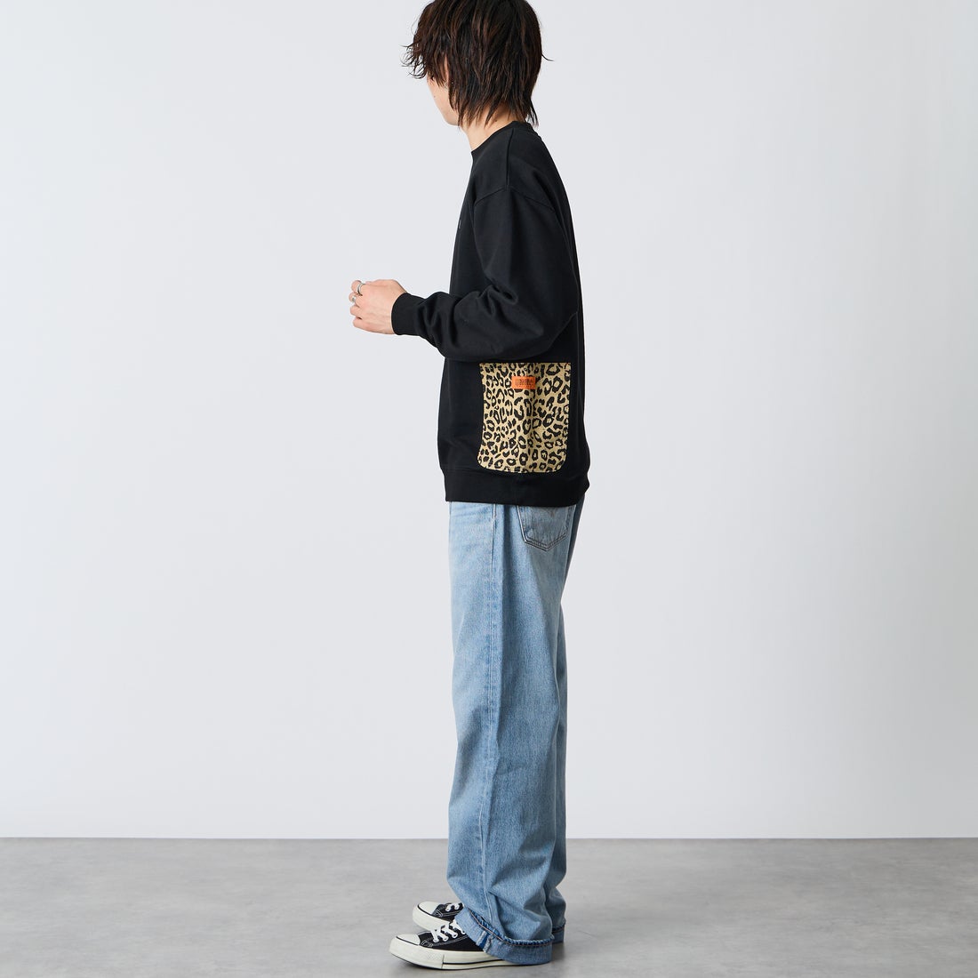 UNIVERSAL OVERALL [ユニバーサルオーバーオール] 別注 レオパードポケット カバーオールスウェット [U2631226IN-JF] BLACK &&モデル身長：177cm 着用サイズ：L&&