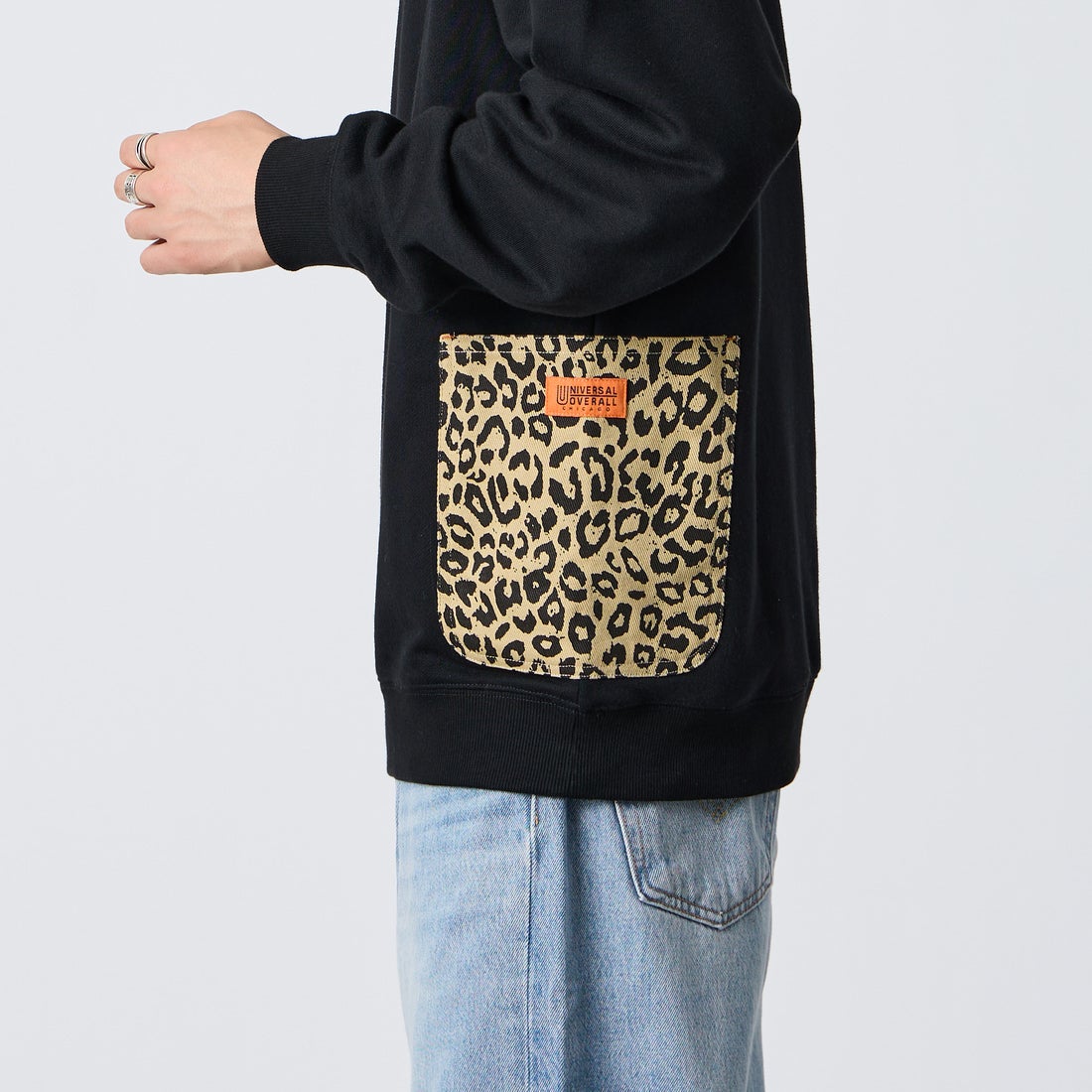 UNIVERSAL OVERALL [ユニバーサルオーバーオール] 別注 レオパードポケット カバーオールスウェット [U2631226IN-JF] BLACK &&モデル身長：177cm 着用サイズ：L&&