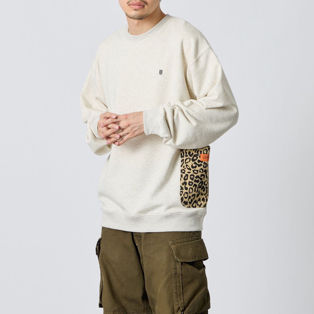 UNIVERSAL OVERALL [ユニバーサルオーバーオール] 別注 レオパードポケット カバーオールスウェット [U2631226IN-JF] OFF GRAY &&モデル身長：168cm 着用サイズ：L&&