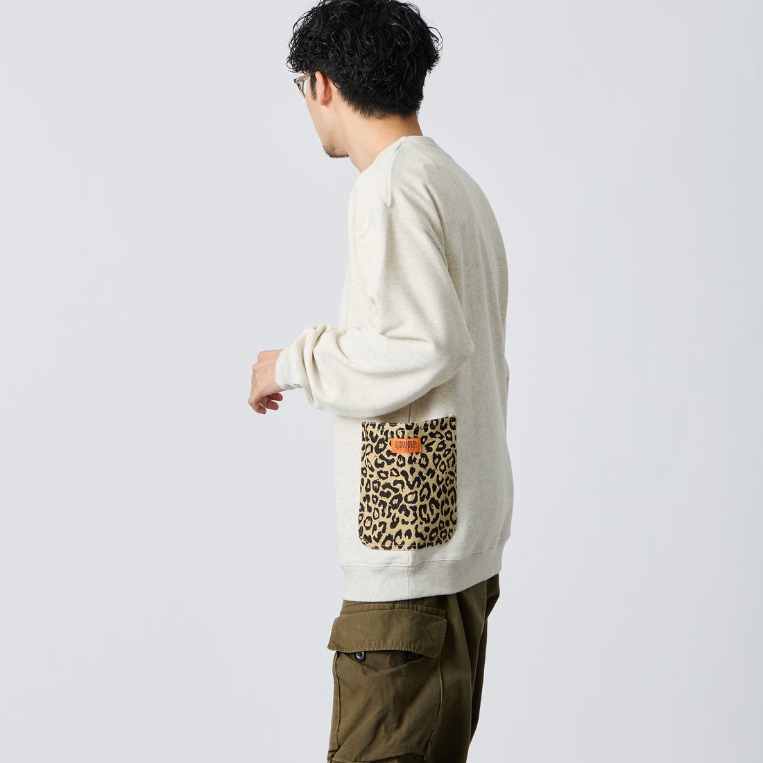 UNIVERSAL OVERALL [ユニバーサルオーバーオール] 別注 レオパードポケット カバーオールスウェット [U2631226IN-JF] OFF GRAY &&モデル身長：168cm 着用サイズ：L&&