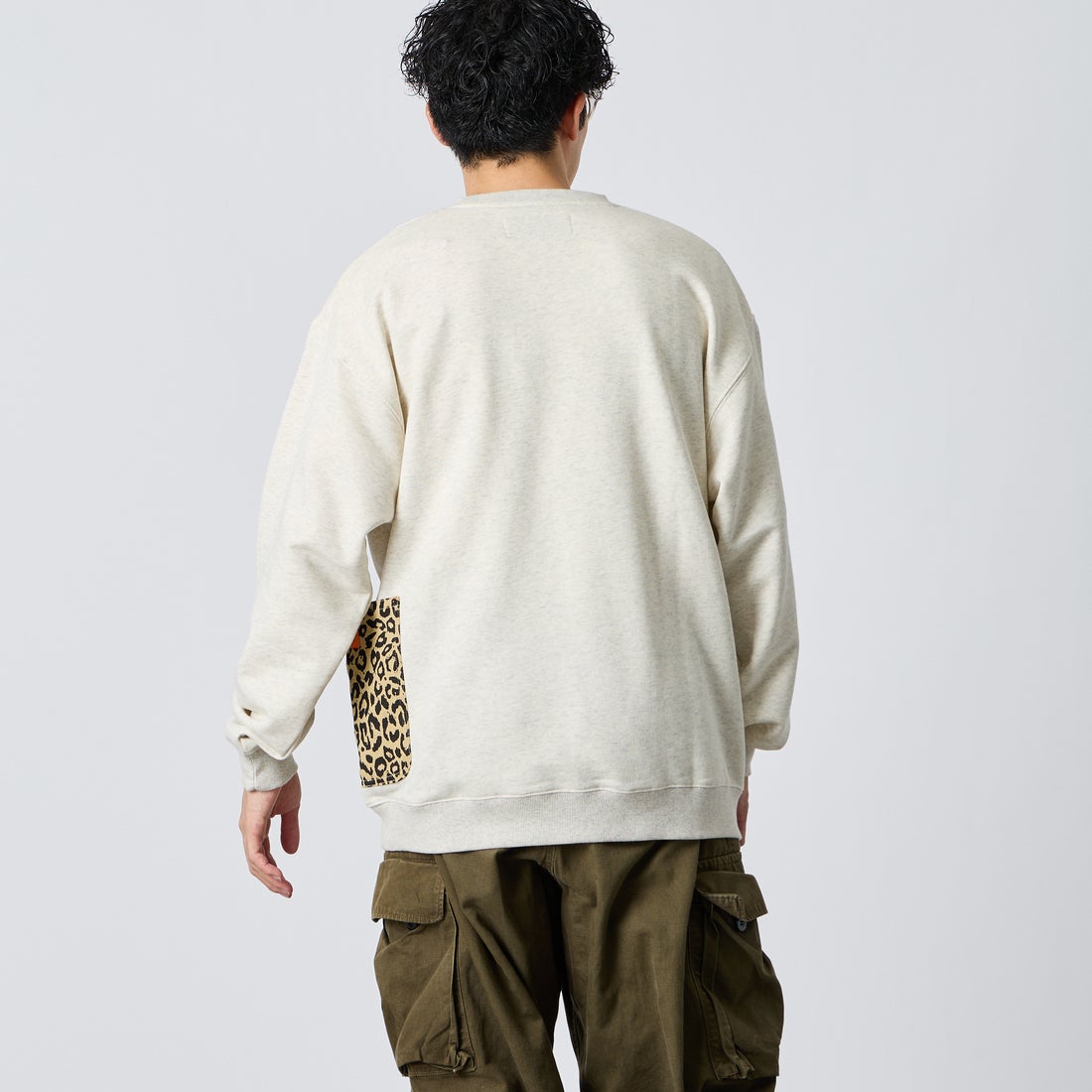 UNIVERSAL OVERALL [ユニバーサルオーバーオール] 別注 レオパードポケット カバーオールスウェット [U2631226IN-JF] OFF GRAY &&モデル身長：168cm 着用サイズ：L&&