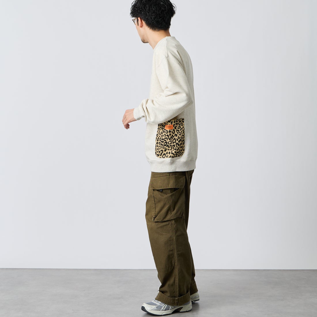 UNIVERSAL OVERALL [ユニバーサルオーバーオール] 別注 レオパードポケット カバーオールスウェット [U2631226IN-JF] OFF GRAY &&モデル身長：168cm 着用サイズ：L&&