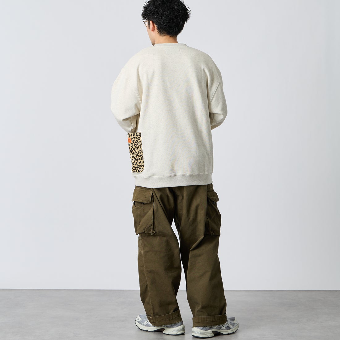 UNIVERSAL OVERALL [ユニバーサルオーバーオール] 別注 レオパードポケット カバーオールスウェット [U2631226IN-JF] OFF GRAY &&モデル身長：168cm 着用サイズ：L&&